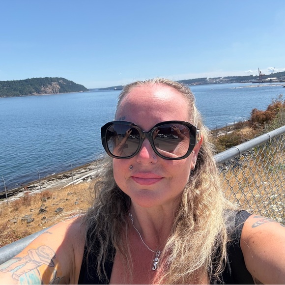 Meet your Posher, Charmagne - Picture 1 of 4